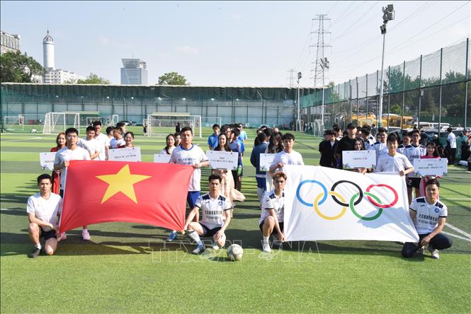 Các đội bóng tham gia giải thi đấu chào mừng 135 năm Ngày sinh Chủ tịch Hồ Chí Minh. Ảnh: Quang Hưng - PV TTXVN tại Trung Quốc