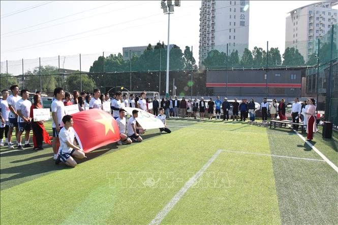 Cộng đồng và lưu học sinh Việt Nam tại Trung Quốc chào cờ, hát quốc ca. Ảnh: Quang Hưng - PV TTXVN tại Trung Quốc