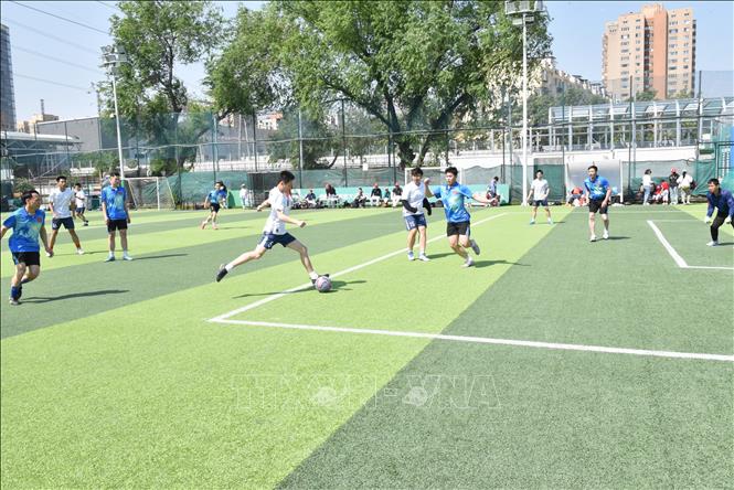 Không khí thi đấu hào hứng giữa các đội tham gia giải thi đấu chào mừng 135 năm Ngày sinh Chủ tịch Hồ Chí Minh. Ảnh: Quang Hưng - PV TTXVN tại Trung Quốc