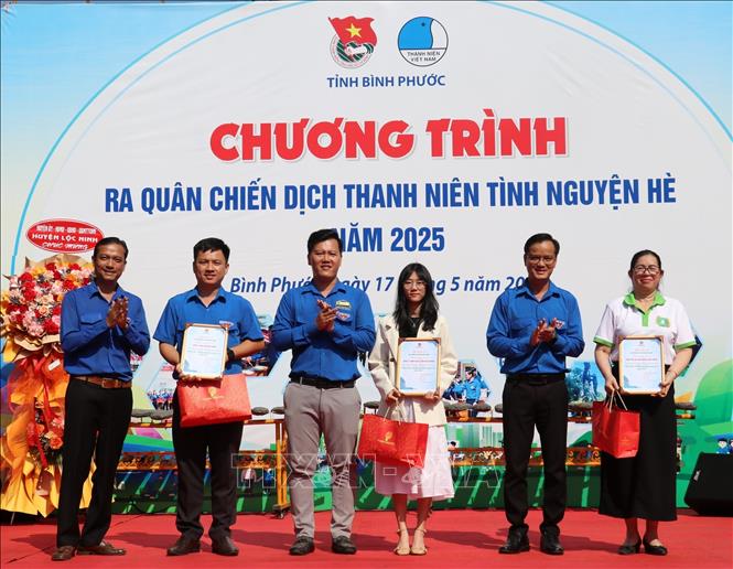 Tỉnh đoàn Bình Phước trao thư và quà cảm ơn đến các nhà tài trợ. Ảnh: Nhật Bình – TTXVN