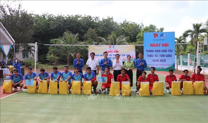 Ban tổ chức tặng quà cho các đội tham gia Ngày hội thanh niên dân tộc thiểu số, tôn giáo tại Lễ ra quân Chiến dịch. Ảnh: Nhật Bình – TTXVN