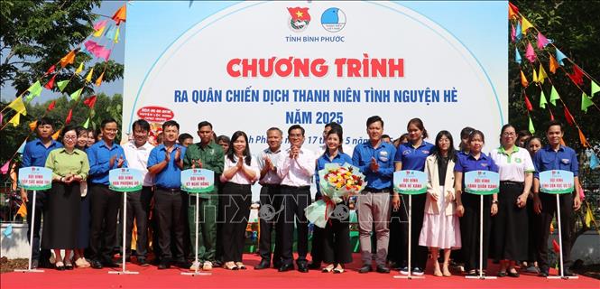 Ban tổ chức ra mắt 6 đội hình: Đội hình tiếp sức mùa thi, đội hình mùa hè xanh, đội hình hoa phượng đỏ, đội hình kỳ nghỉ hồng, đội hình Hành quân xanh, đội hình Bình dân học vụ số. Ảnh: Nhật Bình – TTXVN