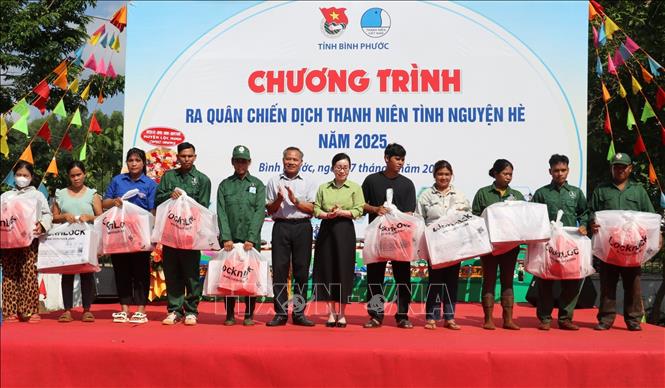 Ban tổ chức trao quà cho thanh niên công nhân và người dân có hoàn cảnh khó khăn tại Lễ ra quân. Ảnh: Nhật Bình – TTXVN