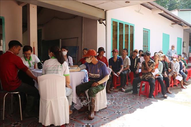 Khám, phát thuốc miễn phí cho người dân có hoàn cảnh khó khăn tại Lễ ra quân Chiến dịch. Ảnh: Nhật Bình – TTXVN