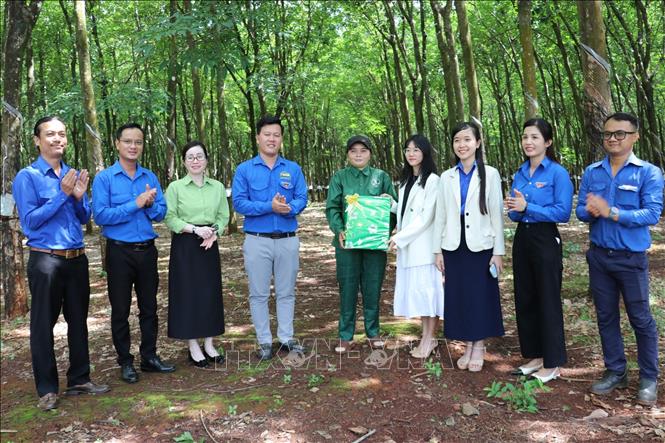 Ban tổ chức tặng quà cho công nhân cao su Lộc Linh tại Lễ ra quân Chiến dịch. Ảnh: Nhật Bình – TTXVN
