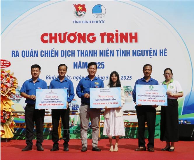 Các nhà tài trợ trao bảng tượng trưng cho Tỉnh đoàn Bình Phước tại Lễ ra quân Chiến dịch. Ảnh: Nhật Bình – TTXVN
