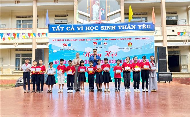 Hội Liên hiệp Thanh niên Việt Nam tỉnh Đắk Lắk trao 15 phần quà tặng học sinh có hoàn cảnh gia đình khó khăn tại Ngày hội. Ảnh: TTXVN phát