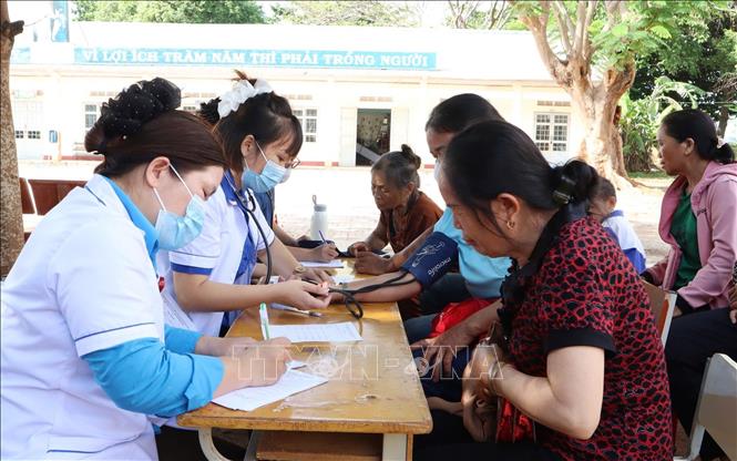 Khám bệnh, tư vấn sức khỏe cho nhân dân tại Ngày hội. Ảnh: TTXVN phát