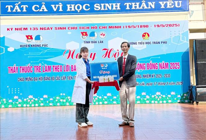 Hội Thầy thuốc trẻ tỉnh Đắk Lắk tặng 1 thùng đo nhiệt kế cho Chi hội Thầy thuốc trẻ huyện Krông Pắc. Ảnh: TTXVN phát