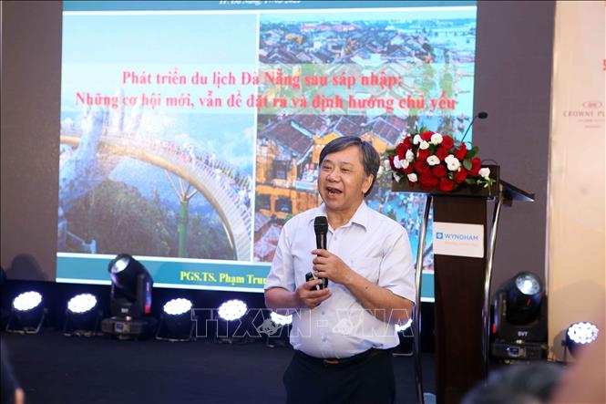 PGS.TS Phạm Trung Lương – nguyên Phó Viện trưởng Viện Nghiên cứu Phát triển Du lịch chia sẻ ý kiến tại hội thảo. Ảnh: Trần Lê Lâm - TTXVN 