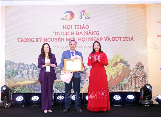 Lãnh đạo UBND thành phố Đà Nẵng, Sở Văn hóa Thể thao và Du lịch thành phố tặng hoa và trao Bằng khen cho đại diện Quỹ Xúc tiến Phát triển Du lịch vì những đóng góp thiết thực vào sự phát triển của ngành du lịch giai đoạn 2020–2025. Ảnh: Trần Lê Lâm - TTXVN 
