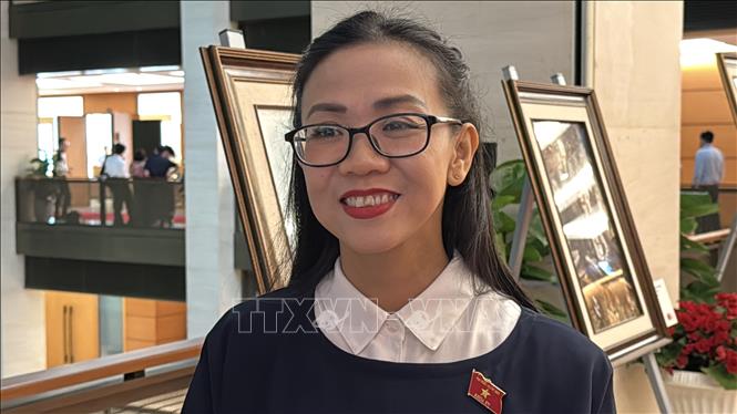 Đại biểu Trịnh Thị Tú Anh (Lâm Đồng) trả lời phỏng vấn. Ảnh: Hải Ngọc - TTXVN
