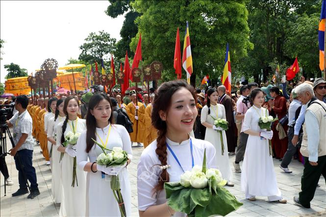 Thousands of Buddhist followers take part in the procession of the Buddha's relics to Tam Chuc Pagoda. VNA Photo: Đại Nghĩa 