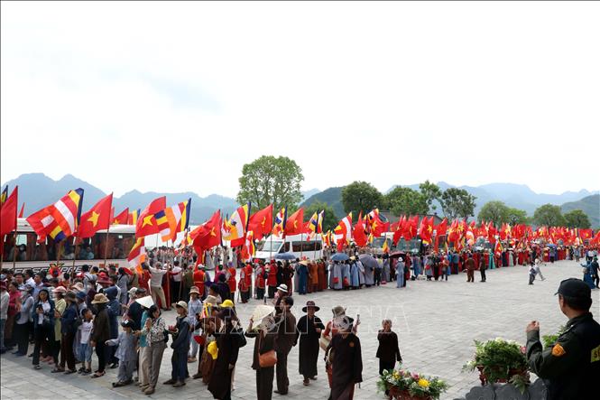 Thousands of Buddhist followers take part in the procession of the Buddha's relics to Tam Chuc Pagoda. VNA Photo: Đại Nghĩa 