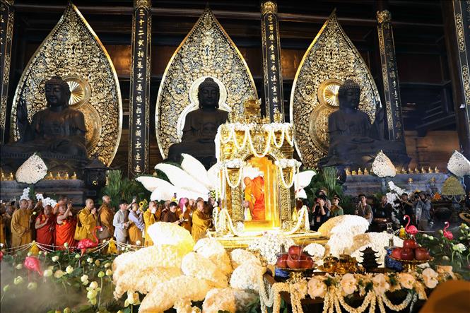 The Buddha's relics are eshrine at Tam Chuc Pagoda from May 17-21 for public viewing and veneration. VNA Photo: Đại Nghĩa 