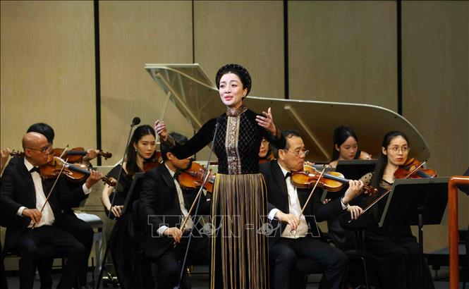 Tiết mục biểu diễn của nghệ sĩ Phạm Thu Hà tại chương trình. Ảnh: Phạm Kiên - TTXVN