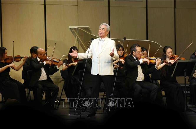 Tiết mục biểu diễn của NSND Quang Thọ tại chương trình. Ảnh: Phạm Kiên - TTXVN