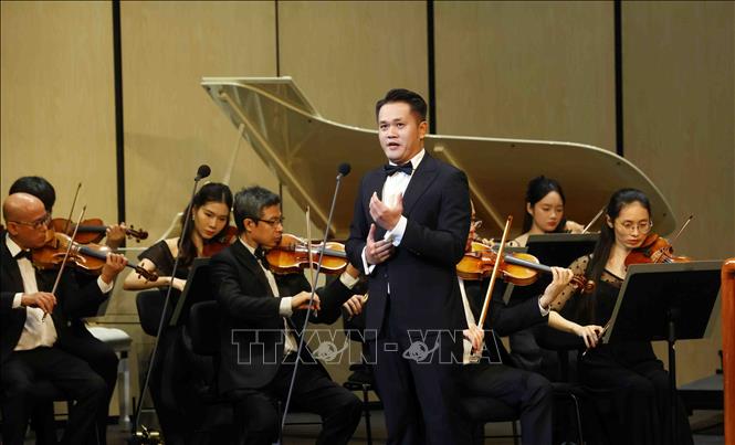 Tiết mục biểu diễn của nghệ sĩ Trường Linh tại chương trình. Ảnh: Phạm Kiên - TTXVN
