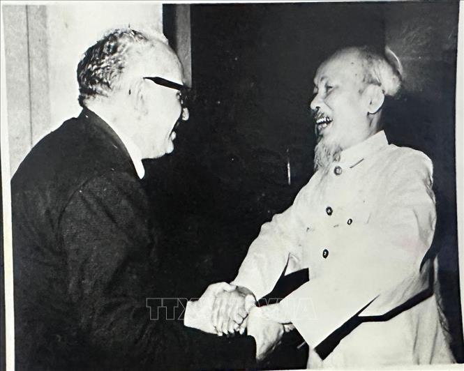 Ủy viên Bộ Chính trị Đảng Cộng sản Venezuela (PCV) Eduardo Gallegos trong một lần gặp Chủ tịch Hồ Chí Minh tại Thủ đô Hà Nội, tháng 9/1964. Ảnh: Gia đình nhân vật cung cấp/TTXVN phát