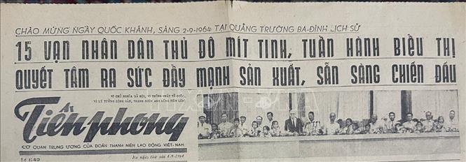 Tiêu đề một bản tin trên báo Tiền Phong năm 1964, trong đó có bức ảnh Ủy viên Bộ Chính trị Đảng Cộng sản Venezuela (PCV) Eduardo Gallegos đứng trên Quảng trường Ba Đình dự lễ Quốc khánh Việt Nam. Ông là người đứng cạnh Bí thư thứ nhất Đảng Lao động Việt Nam Lê Duẩn, tiếp đó là Chủ tịch Hồ Chí Minh. Ảnh: Gia đình nhân vật cung cấp/TTXVN phát