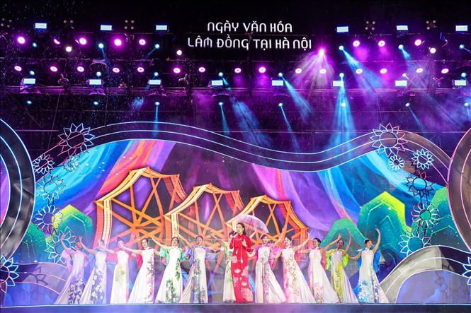 Các tiết mục nghệ thuật tại chương trình. Ảnh: Khánh Hoà - TTXVN