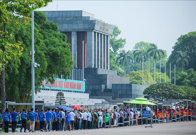 People queue up to pay respect to President Ho Chi Minh at his Mausoleum. VNA Photo: Hoàng Hiếu
