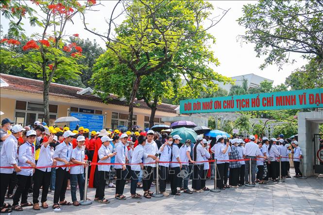 People queue up to pay respect to President Ho Chi Minh at his Mausoleum. VNA Photo: Hoàng Hiếu