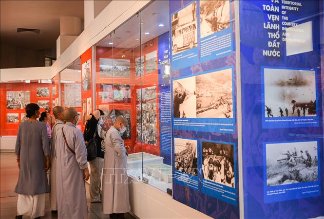 People vist the President Ho Chi Minh Museum. VNA Photo: Hoàng Hiếu