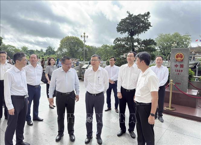 Đại sứ Phạm Thanh Bình khảo sát thực địa tại các khu vực hợp tác quan trọng giữa Việt Nam và Trung Quốc gồm khu vực cửa khẩu thông minh, khu hợp tác kinh tế qua biên giới Đông Hưng - Móng Cái và Ga đường sắt cao tốc Đông Hưng. Ảnh: TTXVN phát