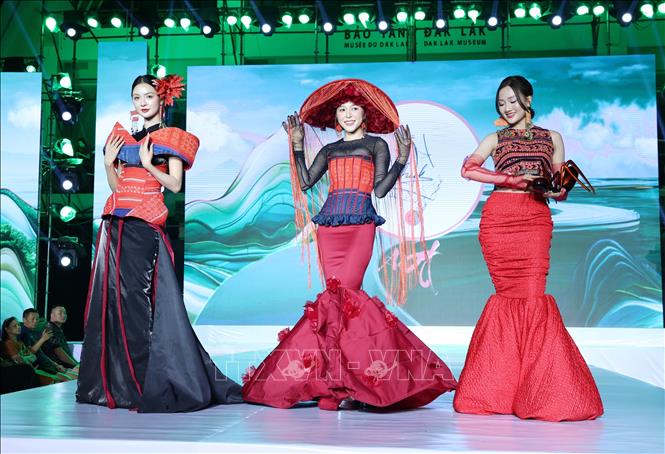 Trình diễn bộ sưu tập “Xúng xính rẻo cao” của nhà thiết kế Thạch Linh tại chương trình. Ảnh: Hoài Thu – TTXVN