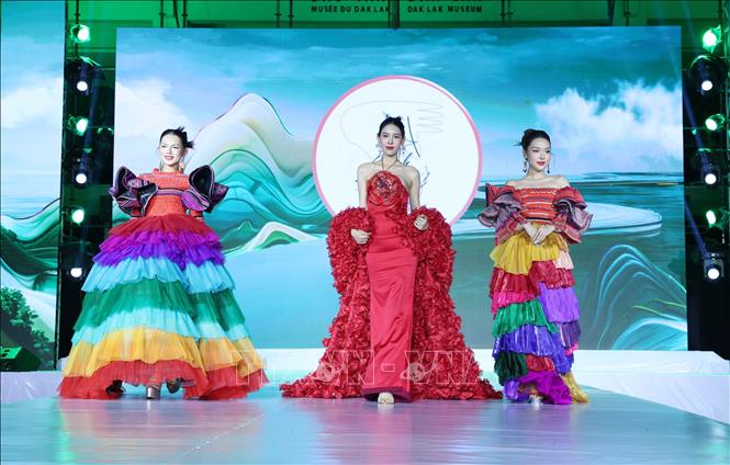 Trình diễn bộ sưu tập “Xúng xính rẻo cao” của nhà thiết kế Thạch Linh tại chương trình. Ảnh: Hoài Thu – TTXVN