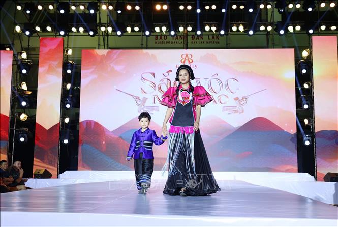 Trình diễn bộ sưu tập thời trang thổ cẩm “Sắc vóc non cao” của thương hiệu thời trang thổ cẩm Bigally - nhà thiết kế Ngọc Bích. Ảnh: Hoài Thu – TTXVN