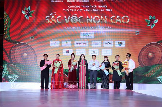 Tặng hoa tri ân các nhà thiết kế góp phần tạo nên chương trình thời trang thổ cẩm Việt Nam - Đắk Lắk 2025. Ảnh: Hoài Thu – TTXVN