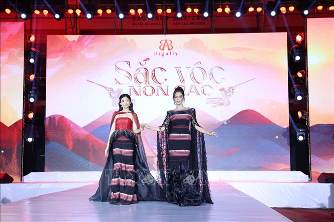 Trình diễn bộ sưu tập thời trang thổ cẩm “Sắc vóc non cao” của thương hiệu thời trang thổ cẩm Bigally - nhà thiết kế Ngọc Bích. Ảnh: Hoài Thu – TTXVN
