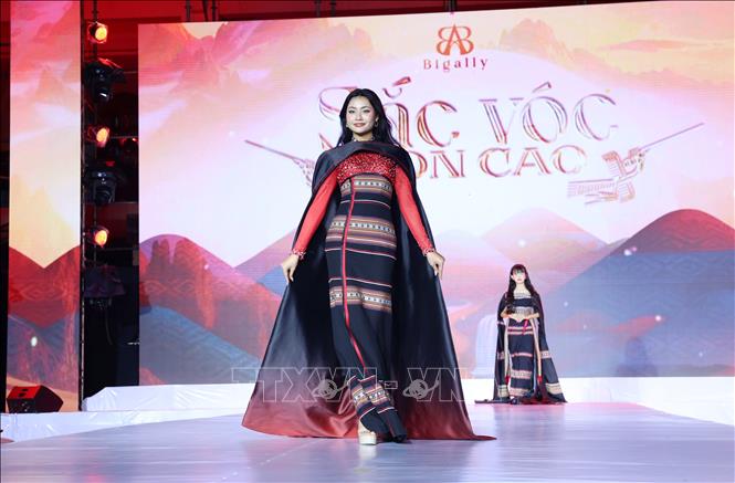 Hoa hậu Hoàn vũ Việt Nam 2023 Bùi Xuân Hạnh trình diễn thời trang tại chương trình. Ảnh: Hoài Thu – TTXVN