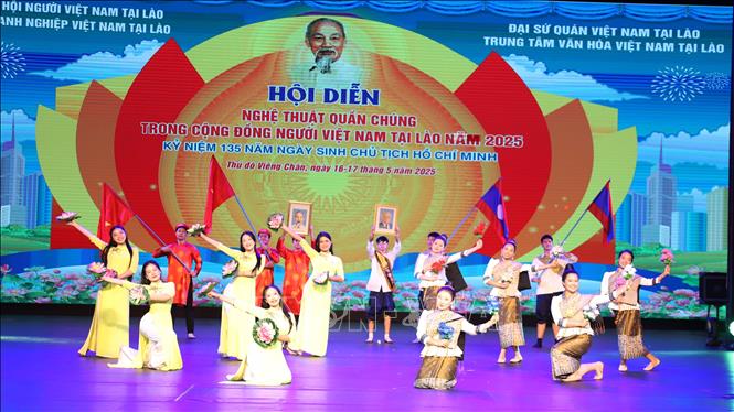 Một tiết mục tại Hội diễn thể hiện mối quan hệ đặc biệt Việt Nam - Lào. Ảnh: Xuân Tú - PV TTXVN tại Lào