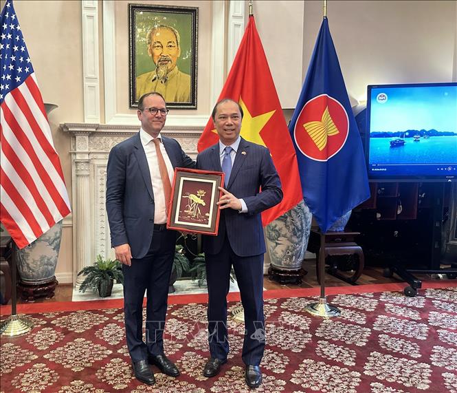 Đại sứ Việt Nam tại Mỹ Nguyễn Quốc Dũng tặng quà lưu niệm cho Giáo sư Evan Medeiros, Chủ nhiệm Khoa Nghiên cứu châu Á, đồng thời là học giả cao cấp tại Đại học Georgetown. Ảnh: Ngọc Quang - PV TTXVN tại Mỹ