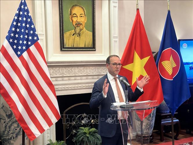 Giáo sư Evan Medeiros, Chủ nhiệm Khoa Nghiên cứu châu Á, đồng thời là học giả cao cấp tại Đại học Georgetown bày tỏ ấn tượng về quá trình phát triển của Việt Nam. Ảnh: Ngọc Quang - PV TTXVN tại Mỹ