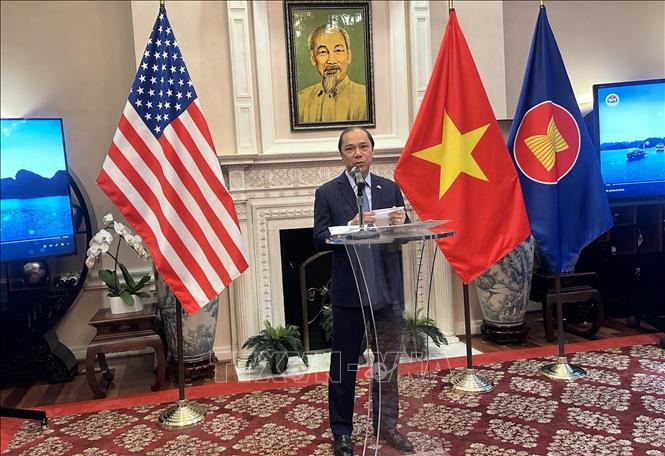 Đại sứ Việt Nam tại Mỹ Nguyễn Quốc Dũng giới thiệu về quan hệ ngoại giao Việt Nam-Mỹ. Ảnh: Ngọc Quang - PV TTXVN tại Mỹ