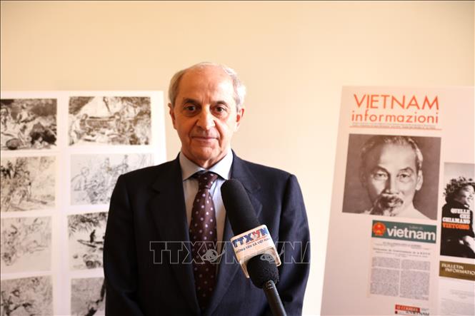 Tổng Bí thư Đảng Cộng sản Italy (PCI) Mauro Alboresi trả lời phỏng vấn phóng viên TTXVN tại Italy. Ảnh: Trường Dụy - PV TTXVN tại Italy
