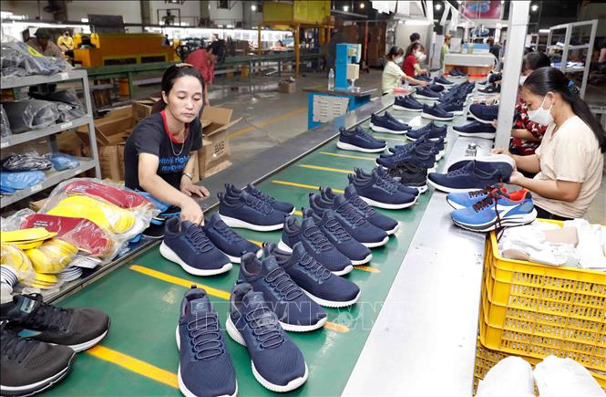 Công ty Cổ phần Giày Hồng An (Lương Sơn, Hòa Bình) mỗi năm xuất khẩu hàng triệu sản phẩm sang thị trường Mỹ, EU. Ảnh: Trần Việt - TTXVN
