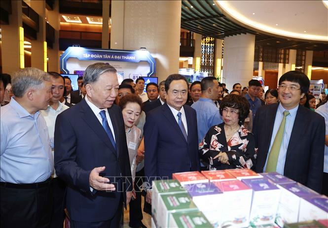 Tổng Bí thư Tô Lâm và các đại biểu tham quan triển lãm 
