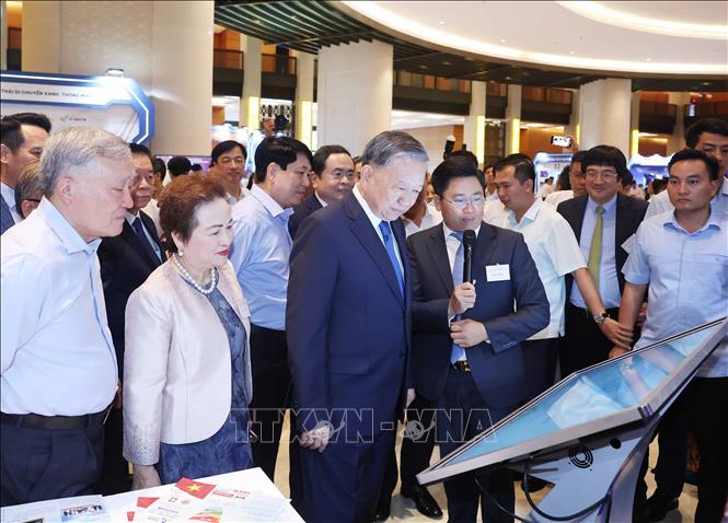 Tổng Bí thư Tô Lâm và các đại biểu tham quan triển lãm 