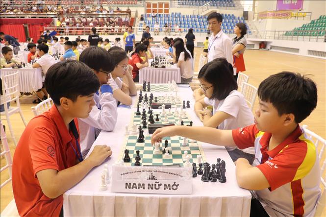 Các kỳ thủ tranh tài tại Giải vô địch cờ vua các nhóm tuổi tỉnh Ninh Bình 2025. Ảnh: Hải Yến - TTXVN