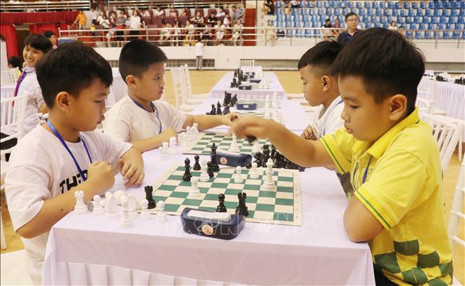 Các kỳ thủ tranh tài tại Giải vô địch cờ vua các nhóm tuổi tỉnh Ninh Bình 2025. Ảnh: Hải Yến - TTXVN