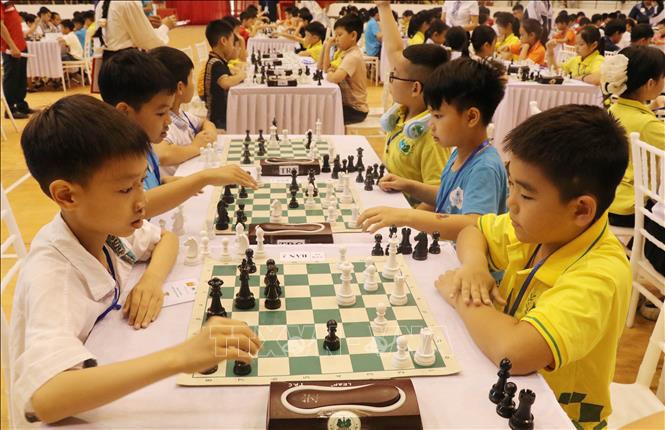 Các kỳ thủ tranh tài tại Giải vô địch cờ vua các nhóm tuổi tỉnh Ninh Bình 2025. Ảnh: Hải Yến - TTXVN