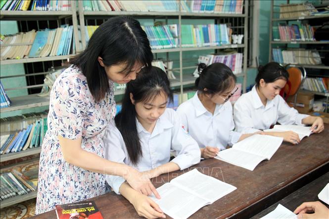 Trong ảnh: Cô và trò Trường THPT Hoàng Văn Thụ (Vụ Bản, Nam Định) nghiên cứu tài liệu về Bác. Ảnh: Nguyễn Lành - TTXVN 