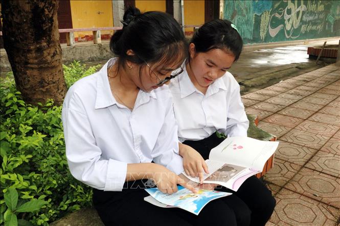 Trong ảnh: Học sinh Trường THPT Hoàng Văn Thụ (Vụ Bản, Nam Định) đọc sách, truyện về Bác. Ảnh: Nguyễn Lành - TTXVN 
