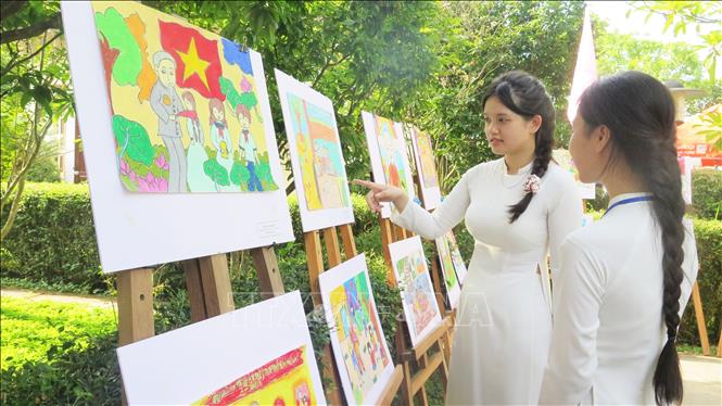 Tham quan triển lãm tranh về Bác Hồ. Ảnh: Tường Vi - TTXVN