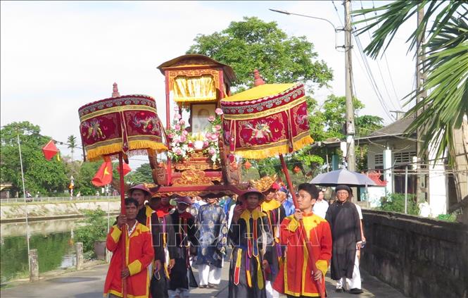 Đoàn rước di chuyển từ Đình làng Dương Nỗ đến Nhà lưu niệm Bác Hồ là những nơi đã lưu nhiều dấu ấn của Người thời niên thiếu. Ảnh; Tường Vi - TTXVN. 